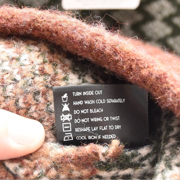 Levitate women’s cowl neck sweater size Small green brown pattern - Picture 9 of 10